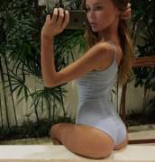 A perfect back to a perfect bum