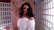 Amy anderssen opens her towel