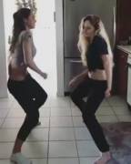 Alexis Ren & Alexandra Michelle (xpost /r/iwanttofuckher)