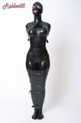 Bondage in blak rubber