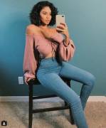 She's an advertisement.. but a good-looking one - Insta @MakaylaMclovin