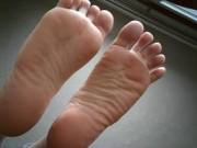 Will you warm my cold, wrinkly, twink soles with your face? Pm to see the Gif ;)