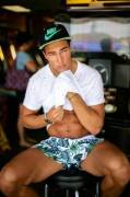 Nic Palladino (@NicPalladinoFitness) lifting his shirt
