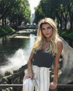 Giuliana Farfalla looks so casual