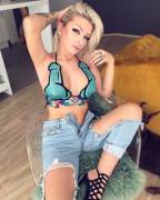 @katjakrasavice.mrsbitch Can you see whats on my top?