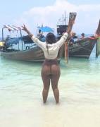 Indian chick showcasing her ass...