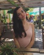 Looks like a young Anne Hathaway