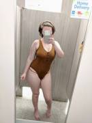 She's pokin out to say hello (f)