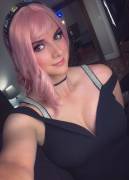 Eyes or cleavage - which do you see first? 