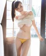 Once again, succulent Asian underboob