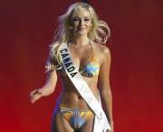 Model show cameltoe!