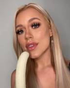 she gets it all in (@ellebrookeuk) #bananachallenge