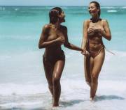 Julia Muniz and a friend on the beach