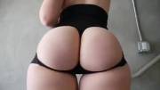 She popping that ass! 