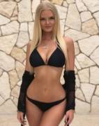 Goddess Zienna Williams has a Thor's Hammer (Mjolnir) necklace