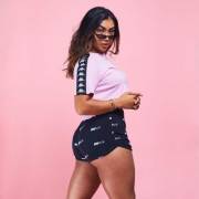 Kaun hai jis ne Poo ko mudd ke nahi dekha