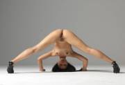 Upside-down splits (Yoko)
