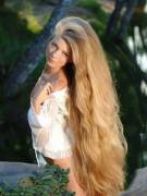 Unbelievable (SFW) Blonde - anyone know who she is? [x-post /r/sexyhair]