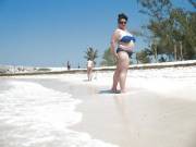 Sturdy bikini babe at the beach