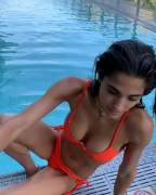 I don't mind busty & curvaceous woman, but every now & then I do like my fair share of hot skinny women ☺️