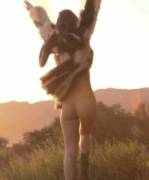 Emily Ratajkowski enthusiastically dancing &amp; mooning her famous ass [gif]