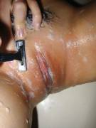 Shaving her cunt