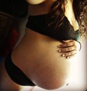 Showing off my 29 week bump <3