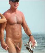 The correct way to wear pants on the beach