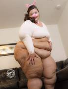 Caitidee is a fat piggy with chunky legs