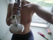 Bong & boobies ✅ (F)