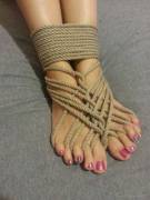 Feet, a la rope
