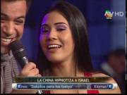 Anyone here speak Spanish? Hot hot hot chick hypnotizes two guys