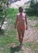 topless Elizabeth Hurley